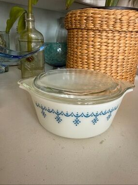 Pyrex Blue Snowflake White Milk Glass Casserole Dish with Lid 472 470